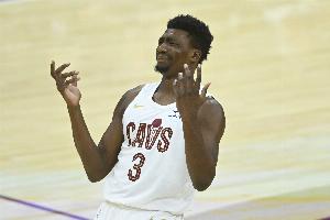 遮天蔽日！托馬斯·布萊恩特騰空暴起 大帽扇飛對手上籃