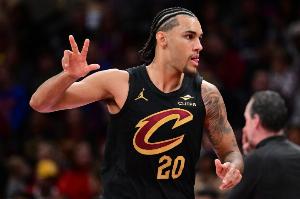 大傳小配合！小莫布里弧頂持球妙傳 泰森順下單臂暴扣！