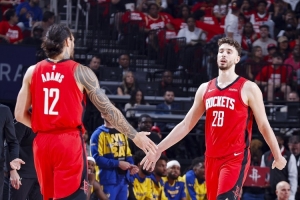 申京：亞當(dāng)斯帶給了球隊韌性 他人很有趣&很努力 現(xiàn)在是最好的他