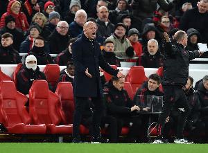 TA：利物浦拿到一分還算幸運(yùn)，讓薩拉赫替補(bǔ)不太能是長(zhǎng)期方案