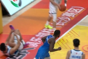 希望沒事！胡小龍防守落地時(shí)扭傷腳踝 被擔(dān)架車抬出場(chǎng)外