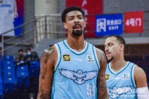 命中率很高！米奇11中9&罰球7中4拿全隊(duì)最高22分 另有6板2助1帽