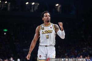 狀態(tài)回暖！小巴里·布朗13中6&罰球7中7拿到20分3板2助2斷