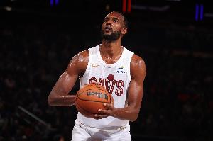 打出心得了？小莫布里內(nèi)線接球 撤步迎著克林根后仰中投再進(jìn)！