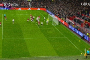 曼聯(lián)戰(zhàn)術(shù)角球，姆伯莫邊路突然兜射遠角，可惜被門將撲出