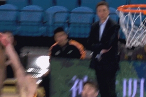 希望無大礙！閆實(shí)拼搶籃板時被打到臉部 眼睛周圍出血