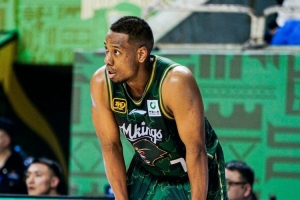 毫無(wú)狀態(tài)！祝銘震半場(chǎng)4中0&三分3中0得0分 僅有1板2助&有3次犯規(guī)