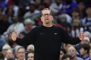 怒氣沖沖！納斯不滿球權(quán)判罰 沖著裁判狂吼