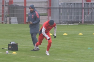 圖片報(bào)：戴維斯參與合練即將復(fù)出，穆西亞拉預(yù)計(jì)將在明年初回歸