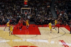 純個人能力！英格拉姆壓24秒艱難后仰出手 無礙皮球仍穿心命中