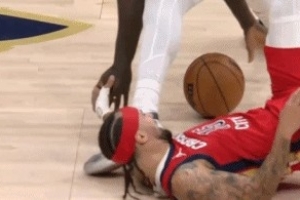 看起來很疼！阿爾瓦拉多倒地拼搶時(shí)手腕受傷&直接跑回更衣室