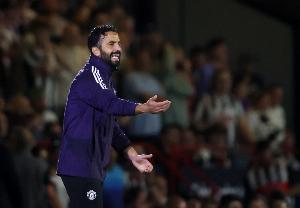 記者：曼聯(lián)招募總監(jiān)維維爾看臺觀戰(zhàn)，同行有多名經(jīng)紀人和球探