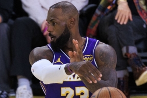 名記：詹姆斯得分上雙以這種方式終結(jié)在合適不過 他做了正確判斷