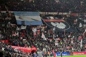 屠夫歸來??曼聯(lián)球迷tifo支持利馬，將阿根廷國旗太陽替換為菜刀