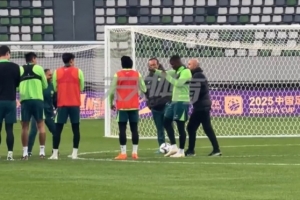 京媒：國安球員拍頭禮迎接金靴法比奧，韓佳奇也隨隊出征