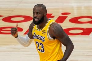 詹姆斯連續(xù)1297場(chǎng)上雙紀(jì)錄終結(jié)！最后一攻助攻八村壓哨三分絕殺