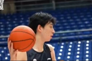 NBA頂級教練Bill特訓(xùn)李俊賢——行進(jìn)間運(yùn)球訓(xùn)練！