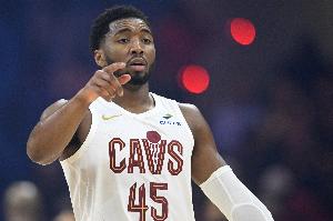 還不太夠！米切爾半場出戰(zhàn)16分鐘 10中5拿到15分4助