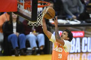 想造犯規(guī)沒給！小克雷格·波特擰著身子漂移三分 皮球空心命中