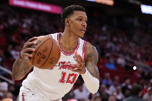 穩(wěn)定輸出！小賈巴里·史密斯半場(chǎng)7中4拿到10分1板2助 正負(fù)值+17