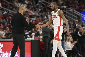 KD：我隊友賽后假裝用水潑我  我和烏度卡建立了緊密的關(guān)系