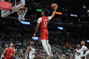 炸！夏普一字戰(zhàn)斧試圖隔扣斯圖爾特被帽 裁判吹犯規(guī)活塞挑戰(zhàn)成功