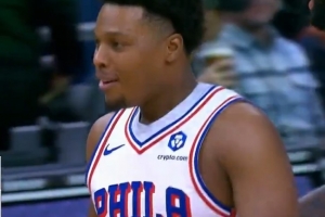 老鋼炮好久不見！洛瑞兜出來命中三分 76人領(lǐng)先到21分！