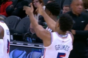 砰砰砰！格萊姆斯3+1殺死比賽 對著替補席擺出手槍姿勢慶祝！