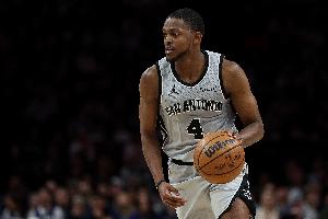 穩(wěn)定火力點(diǎn)！福克斯半場11中6貢獻(xiàn)15分4板4助 罰球3中2