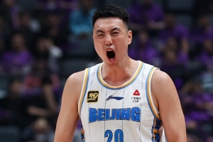 簡直炸裂！翟曉川三節(jié)戰(zhàn)罷9投8中&三分5中4 砍下21分