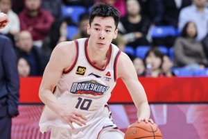 能里能外！郭昊文半場7中4拿到10分1板2助 突破雙手扣籃很亮眼