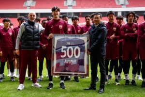 500場(chǎng)+100場(chǎng)！海港為顏駿凌徐新頒紀(jì)念球衣 王燊超獲中超單輪最佳