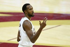 急中生智！莫布里籃下遭包夾妙傳湯姆林跟進暴扣