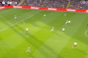 槍手險(xiǎn)些丟球！沃特金斯連過(guò)兩人后左腳抽射，拉亞貢獻(xiàn)關(guān)鍵撲救