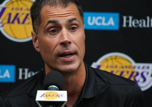 美記：湖人追字母只是球迷的幻想 他們正評(píng)估市場(chǎng) 近期不急于交易