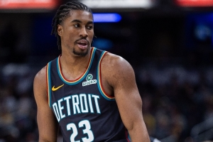 艾維：雄鹿聯(lián)防開局給我們造成了麻煩 球隊(duì)頂住壓力執(zhí)行既定戰(zhàn)術(shù)