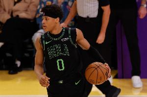 沒(méi)心態(tài)了！費(fèi)爾斯16中4得14分5助 球隊(duì)落后18分飆壓哨中投還鐵了