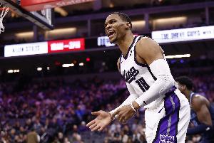 串聯(lián)全隊(duì)！威少上半場4中2得到5分6助1斷 三分2中1