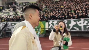 電梯沖突已經(jīng)翻篇！國(guó)安球迷展現(xiàn)大氣風(fēng)度，叫王剛一同捧杯慶祝