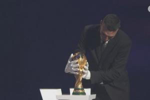 戴手套歸還大力神杯引爭議！因凡蒂諾向阿根廷主帥斯卡洛尼致歉