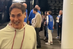 重回正軌？庫班賽后相當(dāng)高興 和球迷擊掌并說：過去五場贏了四場