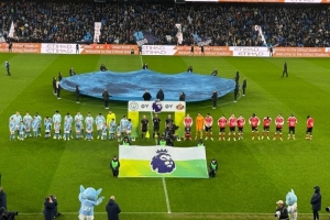 記者：陳濤昨天現(xiàn)場觀戰(zhàn)曼城，明天與城市集團總部的同事見面