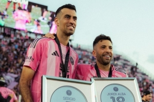 職業(yè)生涯圓滿結(jié)局！布斯克茨、阿爾巴奪冠后獲贈紀念獎章