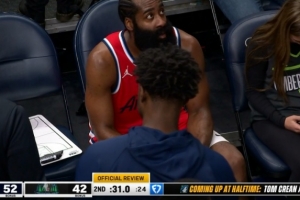 幸無大礙！哈登三分被戈貝爾墊腳犯規(guī) 裁判回看后給后者一級惡犯