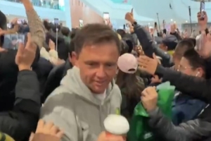 人山人海！北京國(guó)安足協(xié)杯奪冠返京，球迷機(jī)場(chǎng)齊唱隊(duì)歌燃爆現(xiàn)場(chǎng)