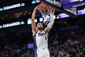 今天手感爆了！拉文上半場14中9爆砍29分5板 三分7中6