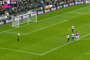 VAR介入判點(diǎn)！戈登上半場(chǎng)補(bǔ)時(shí)點(diǎn)球破門(mén)，紐卡半場(chǎng)2-0領(lǐng)先伯恩利