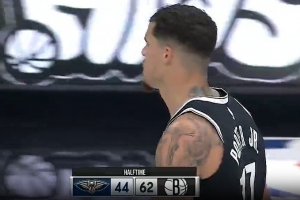 刷屏了！小邁克爾·波特強(qiáng)勢單打 突破籃下轉(zhuǎn)身高弧度中投壓哨！