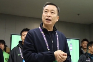 國(guó)安董事長(zhǎng)周金輝賽前鼓勵(lì)球隊(duì)：用血性告訴河南，他們治不了國(guó)安
