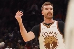 老大認(rèn)可！斯潘塞命中三分后朝勇士替補(bǔ)席比數(shù)錢姿勢(shì) 庫里轉(zhuǎn)發(fā)